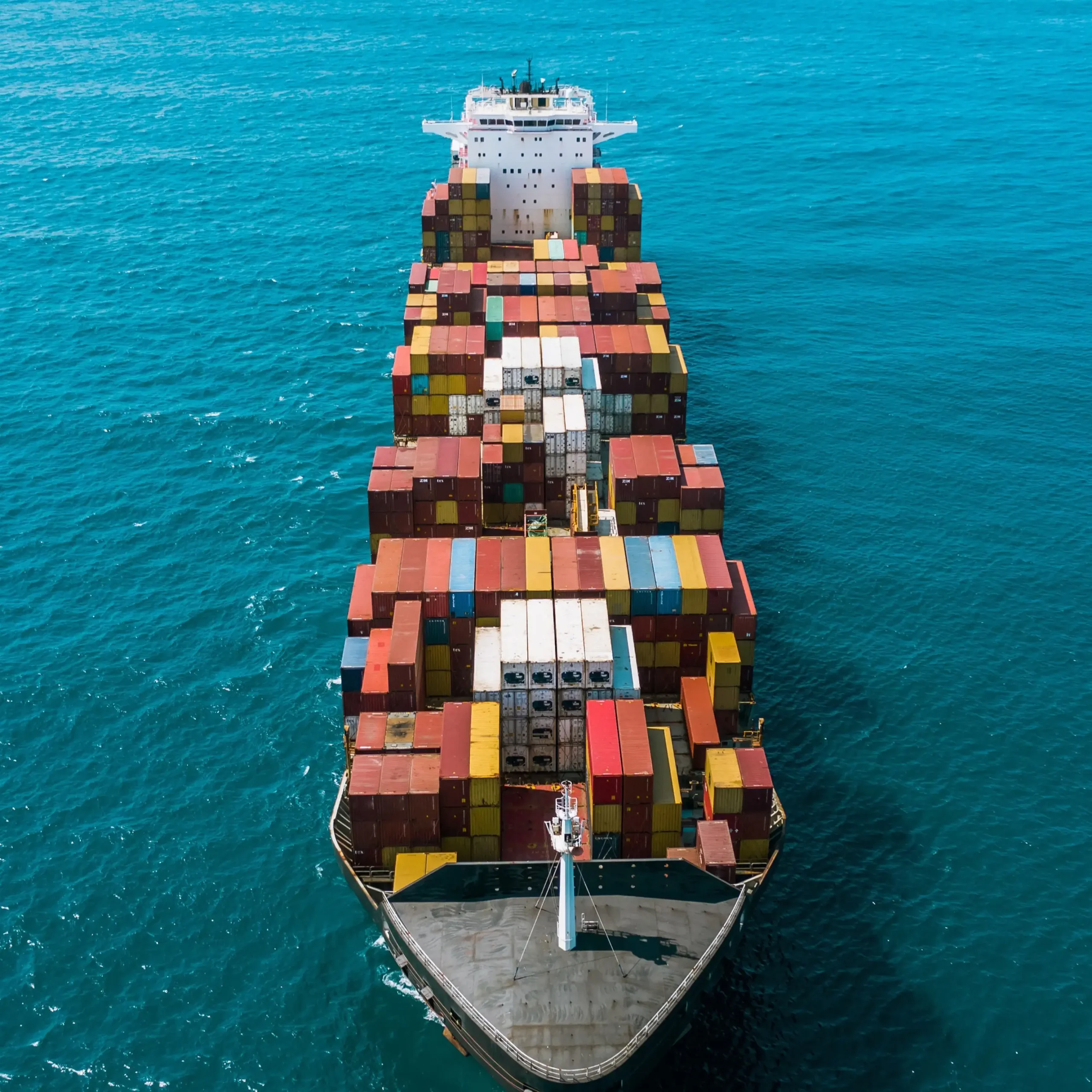 bateau de transport logistique femme devant ordinateur